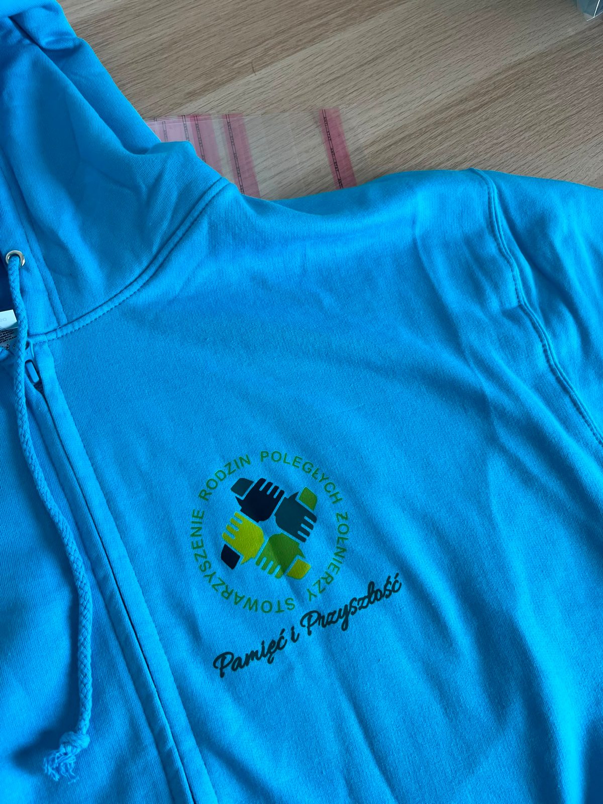 Bluza z nadrukiem logo — zbliżenie na wykończenie